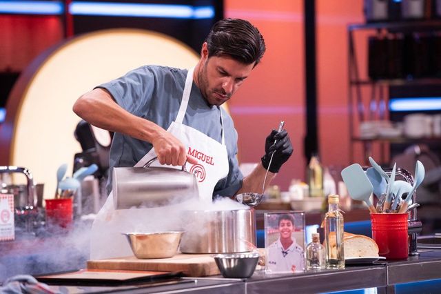 〈마스터셰프 US〉의 참가자가 요리를 하고 있다. / 출처. 마스터셰프 US 공식 X