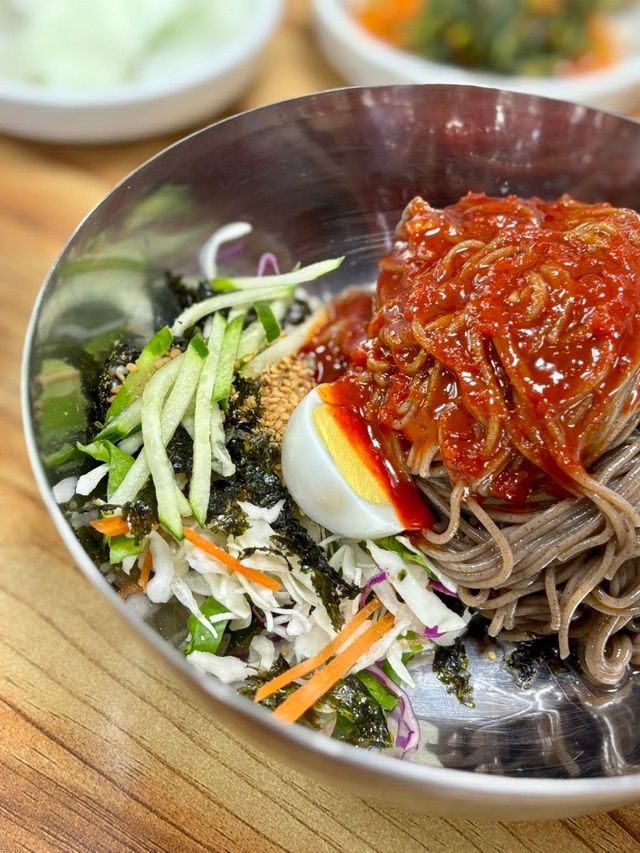 묵사발의 새콤달콤한 메밀비빔막국수 I 이미지 출처: 네이버 플레이스 묵사발