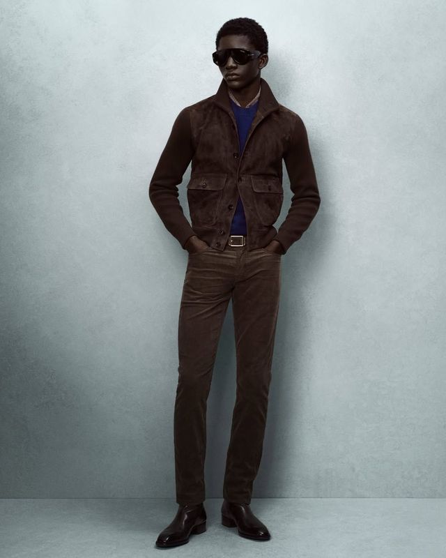 톤온톤 컬러로 정제된 슬림핏 스타일링을 선보인 톰 포드 / 이미지 출처: 톰 포드 