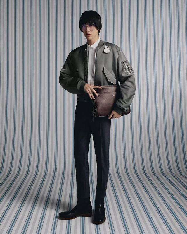 박시한 아우터와 짧고 타이트한 팬츠의 대비로 실루엣에 변화를 주며 슬림핏을 풀어낸 아크네 스튜디오 / 이미지 출처: 아크네 스튜디오 