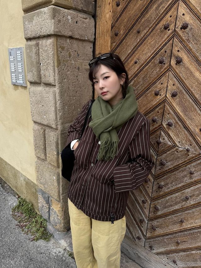 피스타치오 컬러 액세서리로 포인트를 준 슬기 / 출처: 인스타그램 @hi_sseulgi