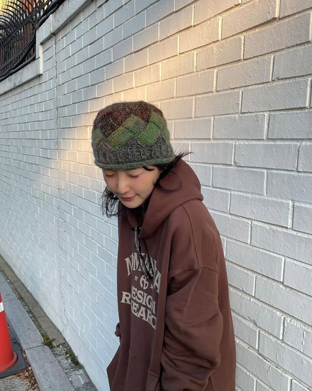 피스타치오 컬러 액세서리로 포인트를 준 슬기 / 출처: 인스타그램 @hi_sseulgi