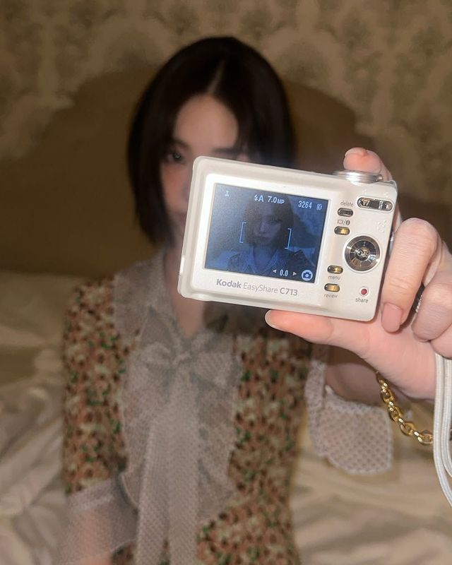 디카에 빠진 카리나/ 출처: 에디터 인스타그램