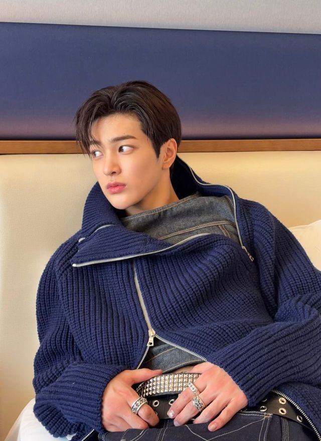 드리스 반 노튼의 울 니트 집업을 입고 캐주얼한 룩을 살린 건호 / 이미지 출처: 인스타그램 @cortis