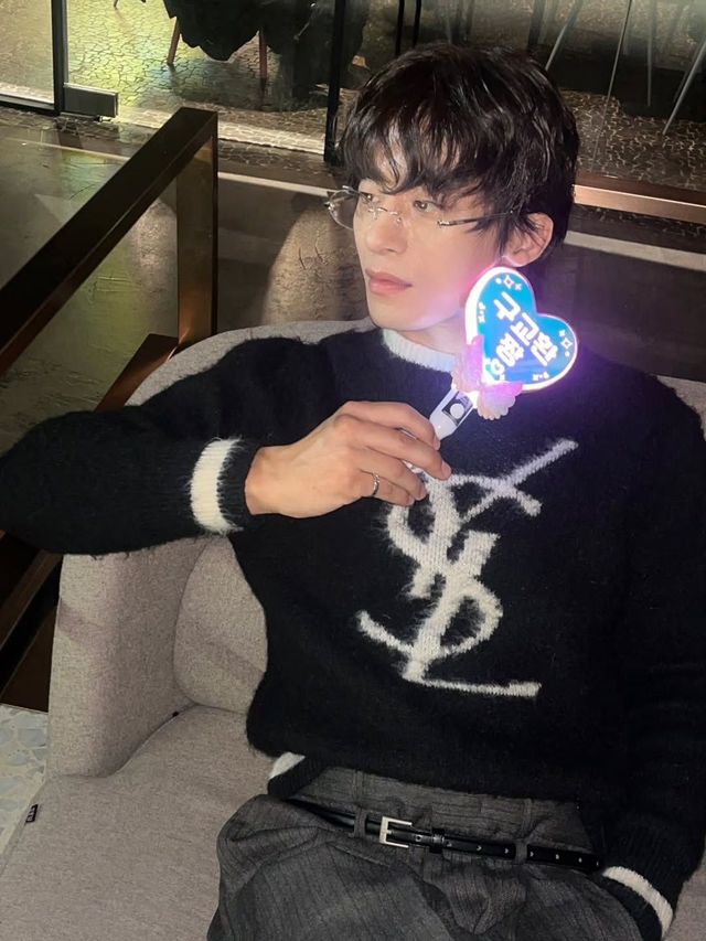 생 로랑 스웨터로 시크한 스타일링을 선보인 구교환 / 이미지 출처: 인스타그램(@namooactors).