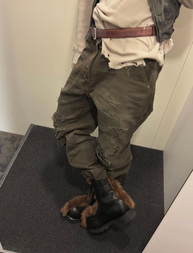 알렉산더 디제노바의 언더그라운드 페인터 팬츠를 입고 그런지 룩을 선보인 건호 / 이미지 출처: 인스타그램 @cortis