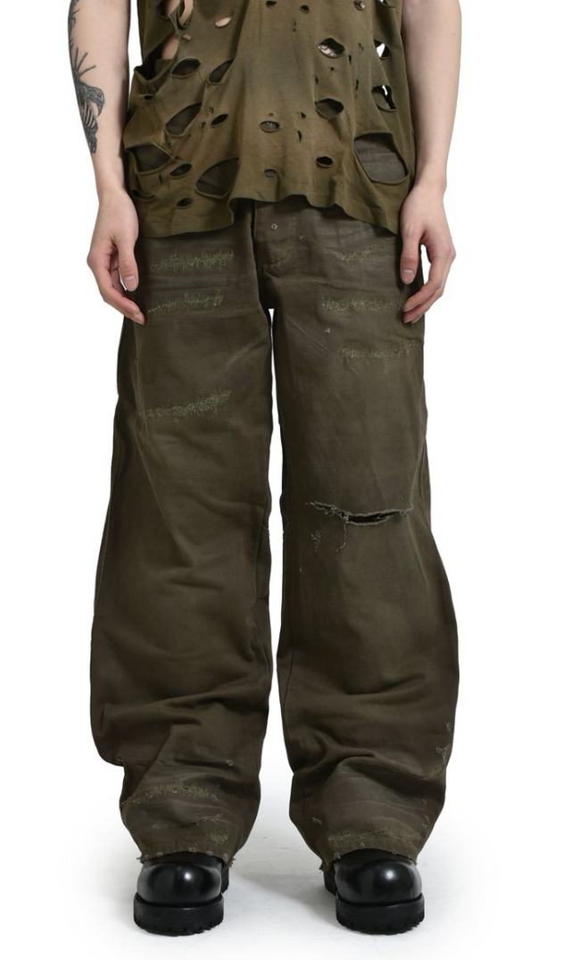 워싱과 디스트로이드 디테일이 돋보이는 데님 팬츠 / 이미지 출처: 알렉산더 디제노바.