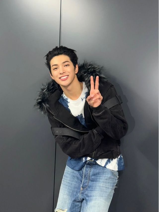 레인저 카르텔의 퍼 후드 자켓을 입고 스트리트 룩을 살린 건호 / 이미지 출처: 인스타그램 @cortis