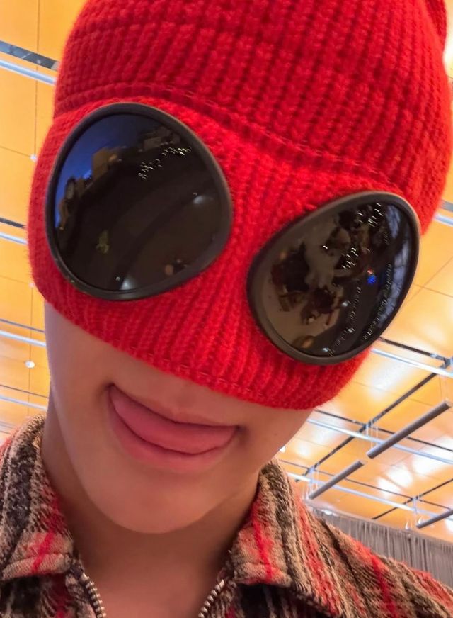 씨피컴퍼니의 비니를 쓰고 크리스마스 느낌을 물씬 내는 건호 / 이미지 출처: 인스타그램 @cortis
