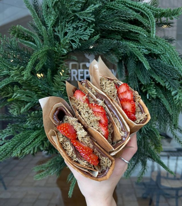 크레페 안에 누텔라, 피스타치오 카다이프, 딸기 슬라이스를 넣은 두바이 생딸기 크레페. | 이미지 출처: 크레페보이 인스타그램