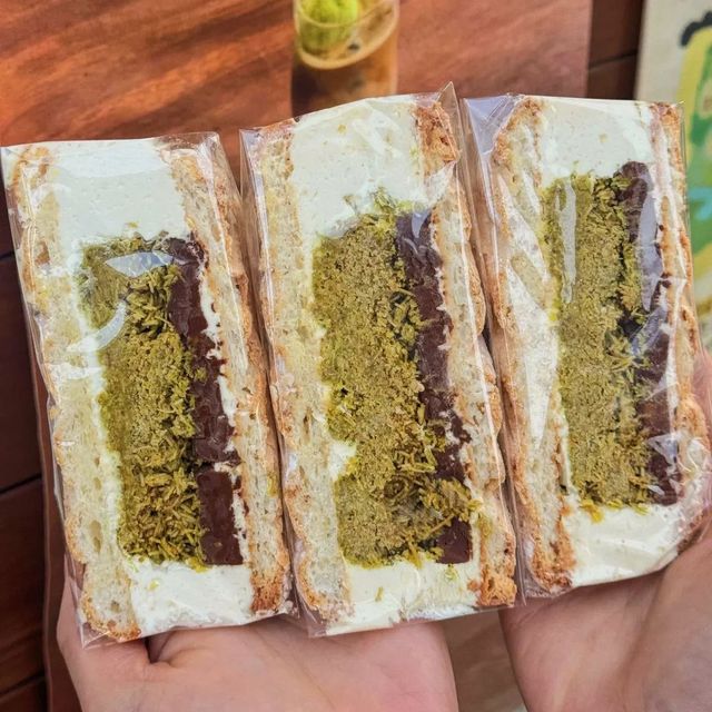 크림, 피스타치오 카다이프, 다크 초콜릿 가나슈를 두껍게 샌딩한 두바이 산도. | 이미지 출처: 윤숲 후르츠산도점 인스타그램