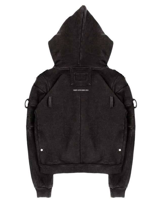 레더 스트랩과 퍼 후드가 돋보이는 자켓 / 이미지 출처: 레인저 카르텔.