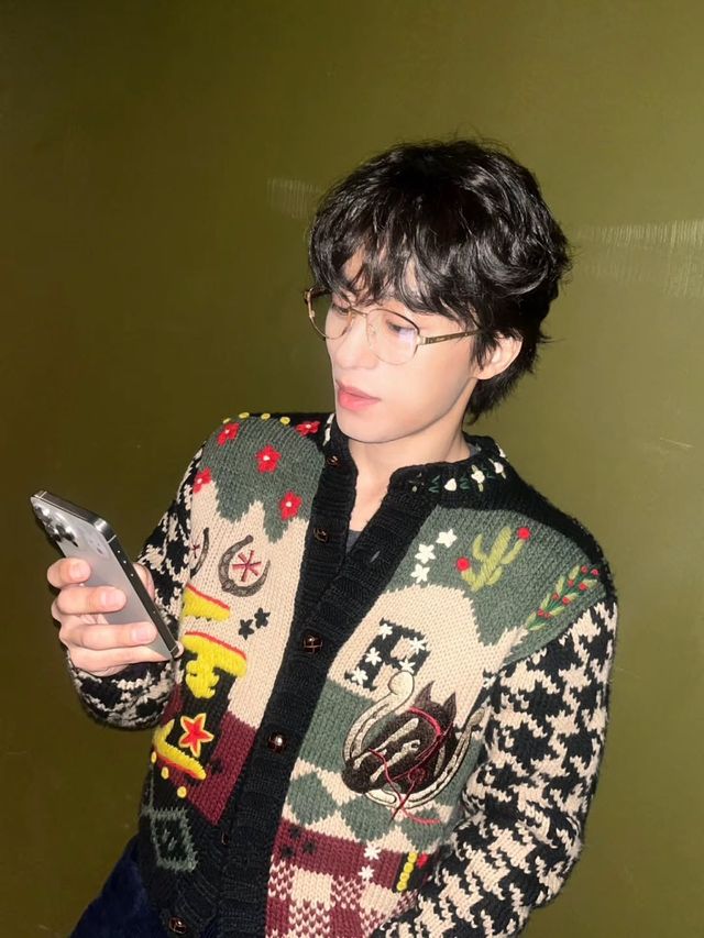 크리스마스 커플 스타일링으로 맞춘 구교환과 문가영 / 이미지 출처: 인스타그램(@showbox.movie, @namooactors).