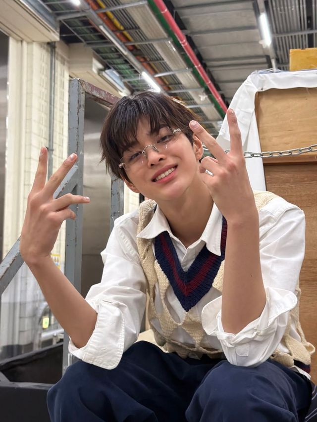 미우미우의 안경을 쓰고 긱시크 스타일을 선보인 건호 / 이미지 출처: 인스타그램 @cortis