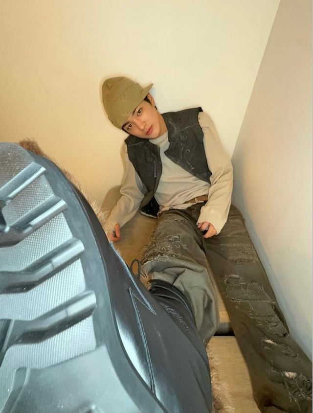 알렉산더 디제노바의 언더그라운드 페인터 팬츠를 입고 그런지 룩을 선보인 건호 / 이미지 출처: 인스타그램 @cortis