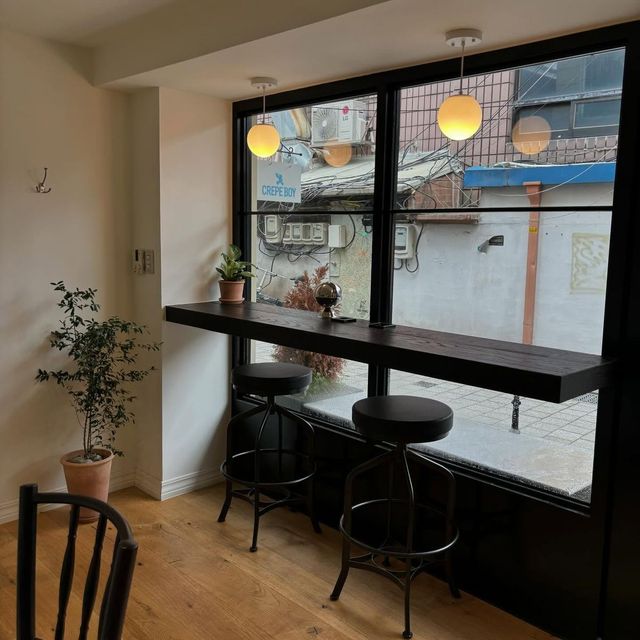 단정하고 깔끔한 분위기의 크레페보이 내부. | 이미지 출처: 크레페보이 인스타그램