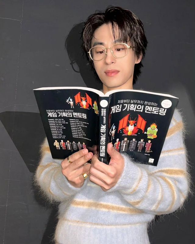 만약에 우리 무대인사에서 러블리한 스웨터 스타일링으로 등장한 구교환 / 이미지 출처: 인스타그램(@namooactors, @m_kayoung).