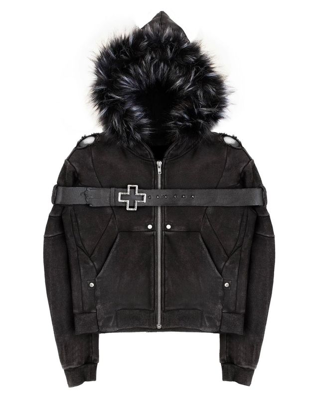 레더 스트랩과 퍼 후드가 돋보이는 자켓 / 이미지 출처: 레인저 카르텔.