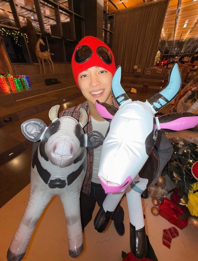 씨피컴퍼니의 비니를 쓰고 크리스마스 느낌을 물씬 내는 건호 / 이미지 출처: 인스타그램 @cortis