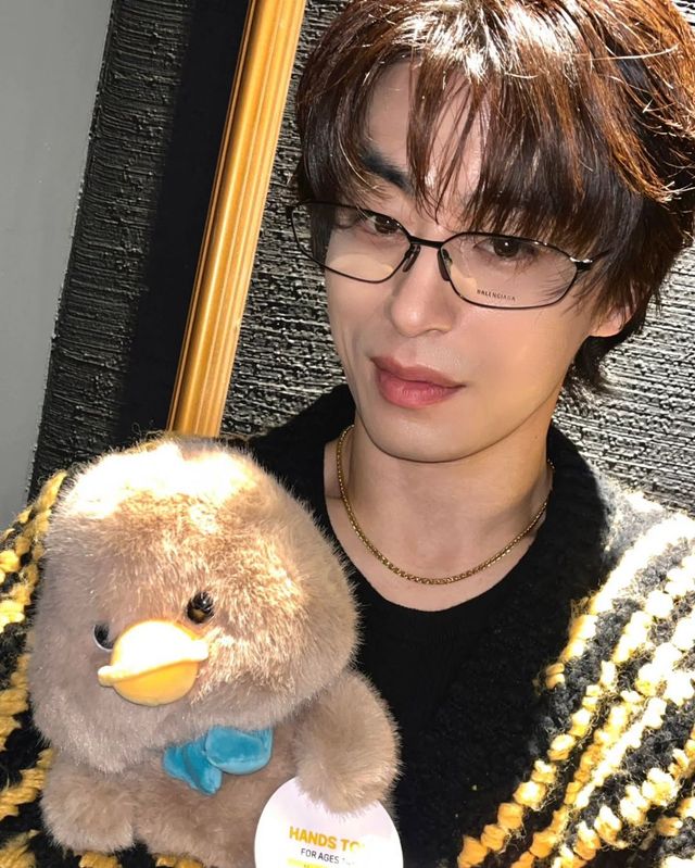 발렌시아가 안경으로 스타일링 포인트를 준 구교환 / 이미지 출처: 인스타그램(@namooactors, @m_kayoung).