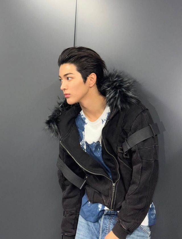 레인저 카르텔의 퍼 후드 자켓을 입고 스트리트 룩을 살린 건호 / 이미지 출처: 인스타그램 @cortis