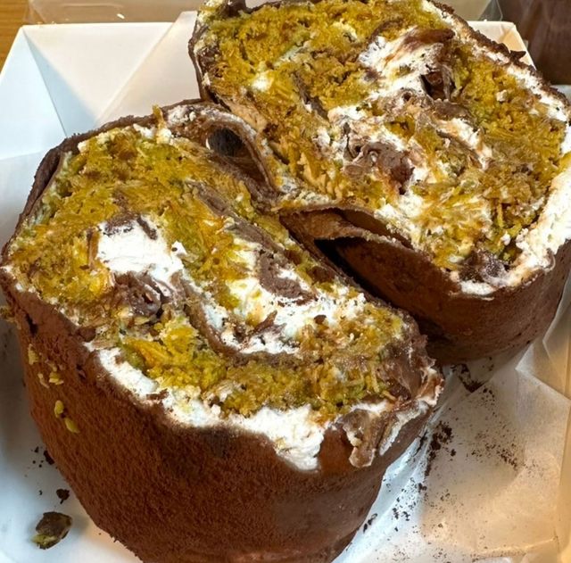 한때 유행했던 수건 케이크와 두바이 쫀득 쿠키를 접목해 선보인 두바이 수건 케이크. | 이미지 출처: 미엘케이커리 네이버지도 업체 제공 이미지