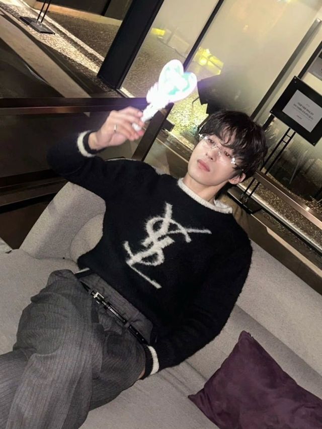 생 로랑 스웨터로 시크한 스타일링을 선보인 구교환 / 이미지 출처: 인스타그램(@namooactors).