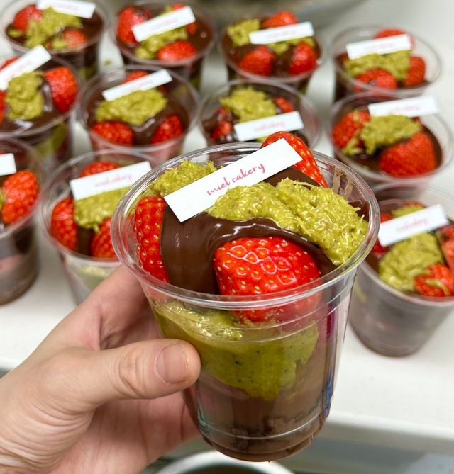 미엘케이커리에서 최근 출시된 두바이 딸기 초코 범벅. | 이미지 출처: 미엘케이커리 네이버지도 업체 제공 이미지