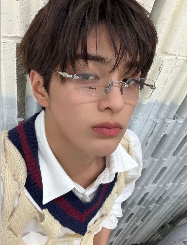 미우미우의 안경을 쓰고 긱시크 스타일을 선보인 건호 / 이미지 출처: 인스타그램 @cortis