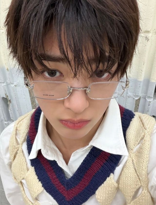 미우미우의 안경을 쓰고 긱시크 스타일을 선보인 건호 / 이미지 출처: 인스타그램 @cortis