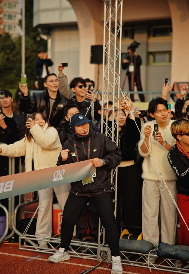 이날 진행을 공동 총괄한 262웨이브의 김용수PD가 결승선에서 플래그를 들고 있다 .