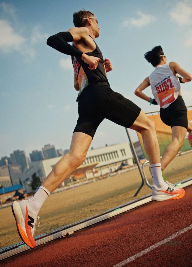 로버트 허드슨이 페이스메이커 박재우 선수의 뒤를 바싹 붙어 달리고 있다.