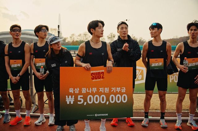 왼쪽부터 신정식, 김종진 선수, 권은주 감독, 원형석, 안은태, 김보건, 김관우 선수. 육상 꿈나무 지원 기부금을 전달하는 모습. 