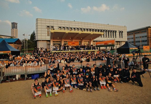  두 시간의 벽을 깨는 데 성공한 뒤 응원한 팬들과 함께 찍은 단체 사진.