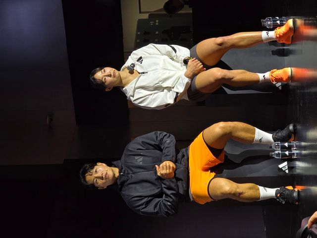 신제품 드롭셋 4를 착용한 채로 토크를 이어가고 있는 김종국과 장은실.