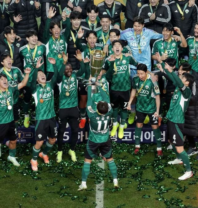 2025 하나은행 코리아컵에서 우승하고 트로피를 치켜들며 축하하고 있다. / 출처: 이승우 공식 인스타그램