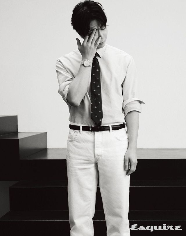 정교하게 폴리싱한 40mm 스틸 케이스와 오팔린 다이얼, 앨리게이터 레더 스트랩으로 세련미를 강조했다. 빌레레 울트라 슬림 1618만원 블랑팡. 셔츠 골든구스. 타이 비비안 웨스트우드. 벨트 수박 빈티지. 팬츠 에디터 소장품. 