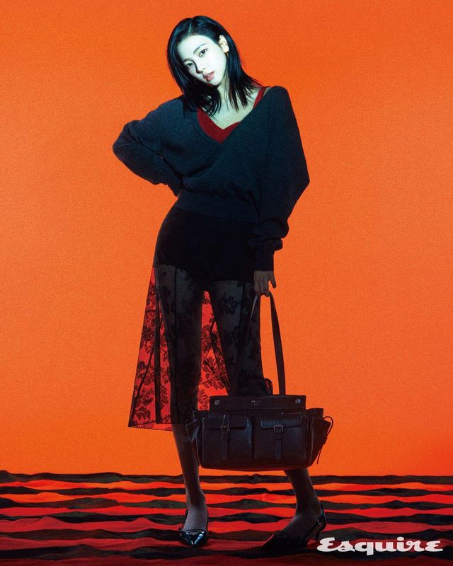 울 스웨터, 크레이프 드 신 브라톱, 서스펜더 스커트, 포플린 브리프, 레더 슬링백, 루트 라지 토트백 모두 프라다.