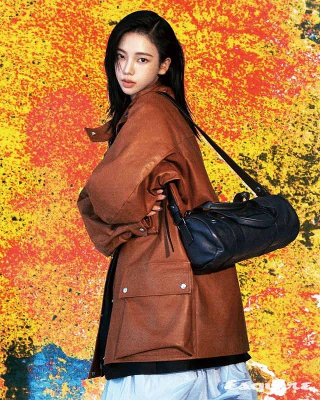 레더 재킷, 더블 새틴 드레스, 테크니컬 타프타 스커트, 페이턴트 슬링백, 라지 가죽 탑 핸들 백 모두 프라다.