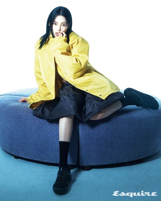 리나일론 블루종 재킷, 포플린 셔츠, 테크니컬 타프타 스커트, 스피드락 스니커즈 모두 프라다. 삭스 스타일리스트 소장품.