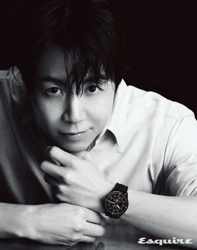 43.6mm 블랙 세라믹 케이스와 선버스트 블랙 다이얼, 블랙 세일 캔버스 스트랩으로 완성했다. 6654.P.4 칼리버로 구동되며 단방향 회전 베젤을 갖춘 바티스카프 컴플리트 캘린더 문페이즈 블랙 세라믹 2762만원 블랑팡. 셔츠 에디터 소장품.