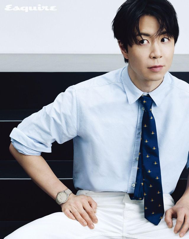 정교하게 폴리싱한 40mm 스틸 케이스와 오팔린 다이얼, 앨리게이터 레더 스트랩으로 세련미를 강조했다. 빌레레 울트라 슬림 1618만원 블랑팡. 셔츠 골든구스. 타이 비비안 웨스트우드. 벨트 수박 빈티지. 팬츠 에디터 소장품. 