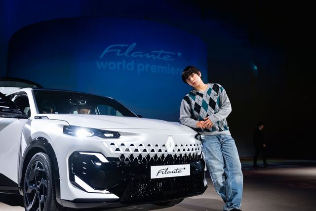 르노 FILANTE 옆에서 포즈를 취하는 에스콰이어 클럽 멤버.