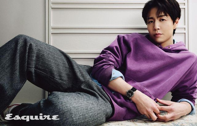 콤팩트한 38mm 스틸 케이스에 블랙 나토 스트랩을 매치했으며, 칼리버 1150을 탑재해 100시간 파워 리저브를 보장한다. 손종원 셰프가 개인 소장한 피프티 패덤즈 바티스카프 1536만원 블랑팡. 후디 수박 빈티지. 데님 셔츠 리바이스, 슈즈 아디다스 오리지널스. 팬츠 에디터 소장품.