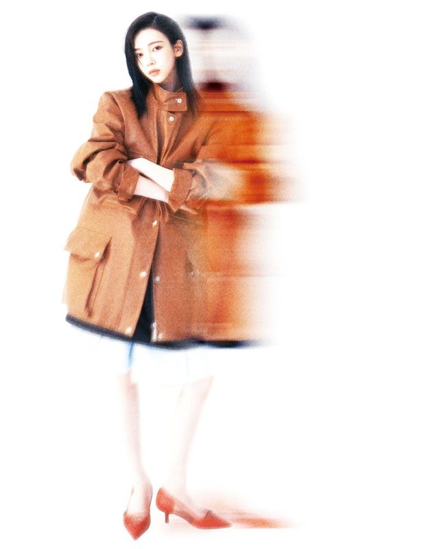 레더 재킷, 더블 새틴 드레스, 테크니컬 타프타 스커트, 페이턴트 슬링백, 라지 가죽 탑 핸들 백 모두 프라다.