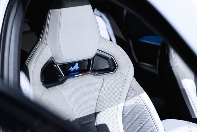 르노 FILANTE에 적용된 헤드레스트 일체형 퍼스트 클래스 라운지 시트.