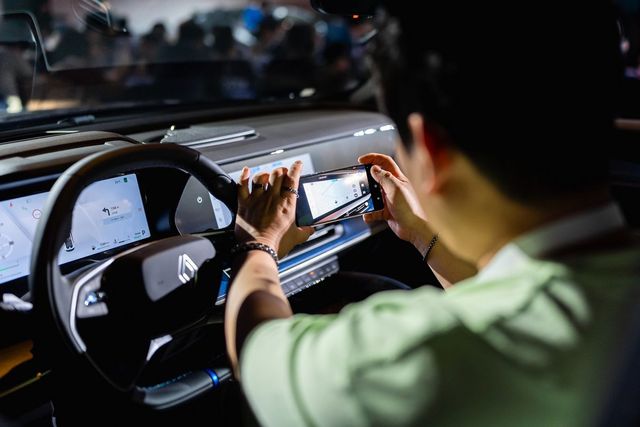 르노 FILANTE의 파노라마 스크린을 촬영하는 에스콰이어 클럽 멤버.