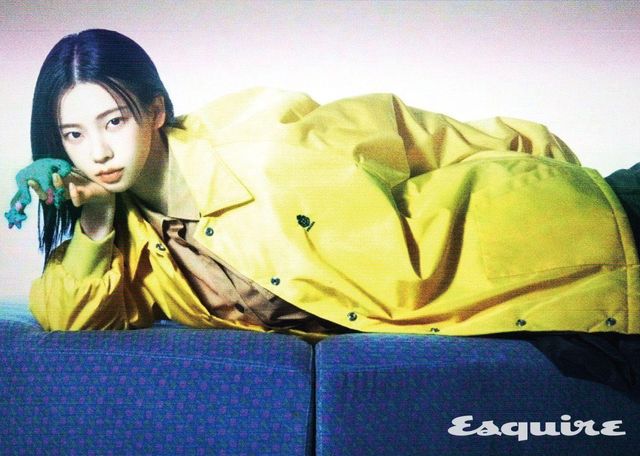 리나일론 블루종 재킷, 포플린 셔츠, 테크니컬 타프타 스커트 모두 프라다.