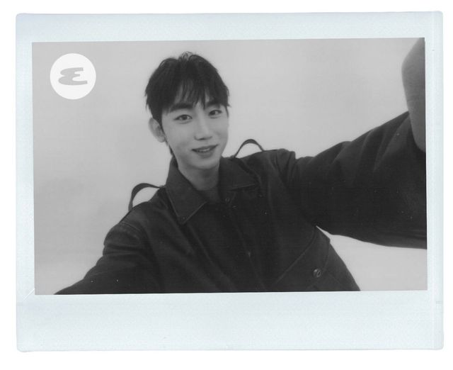 에스콰이어 화보 촬영 도중, 폴라로이드를 찍는 환승연애4 메기 출연진 재형