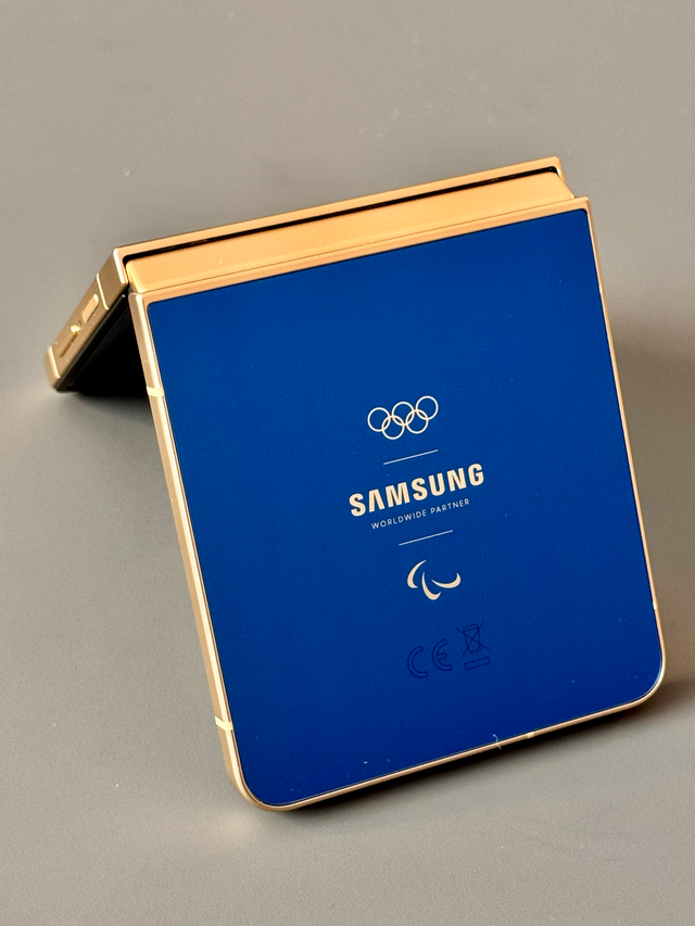 2026 밀라노 코르티나 올림픽의 독창적 스타일, 올림픽의 스포츠맨 정신, 삼성전자의 정체성까지 한번에 담아낸 진한 블루 컬러의 후면. 